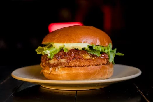 chicken sandwich crispy lettuce tomato